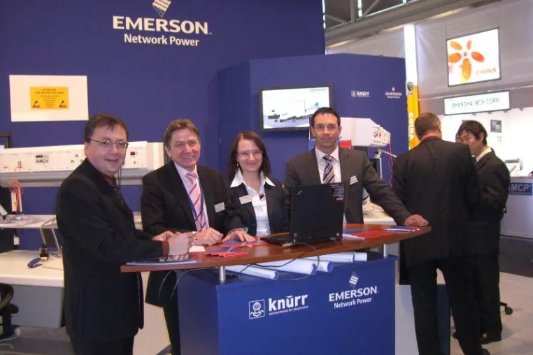 Bild: electronica 2008 - Knürr präsentiert den höhenverstellbaren Elektroniker-Arbeitsplatz der Zukunft