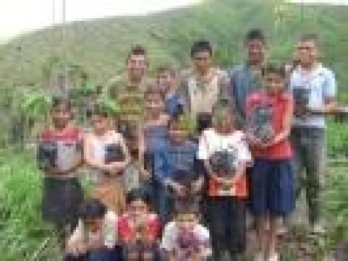 Kinder mit Baumsetzlingen im Nationalpark Foto: Asociación Patuca