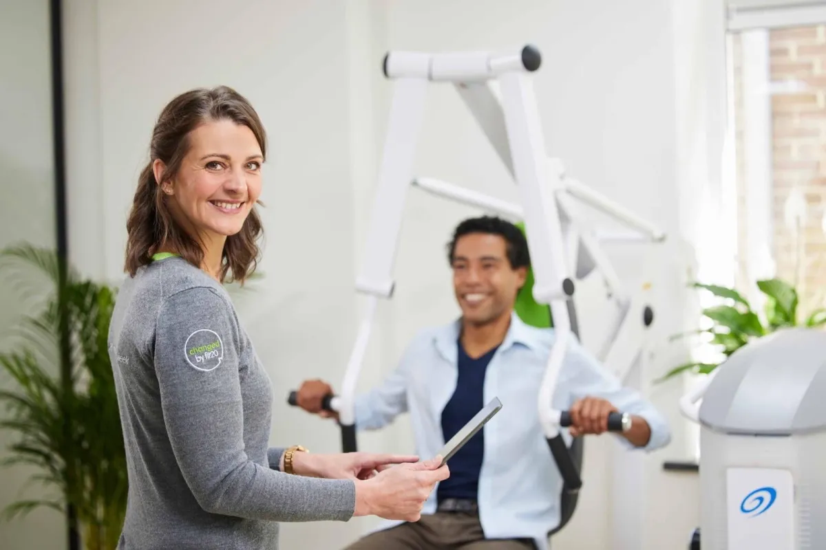 fit20: 20 Minuten Personal Coaching pro Woche – ohne Umziehen und Duschen. (© fit20)