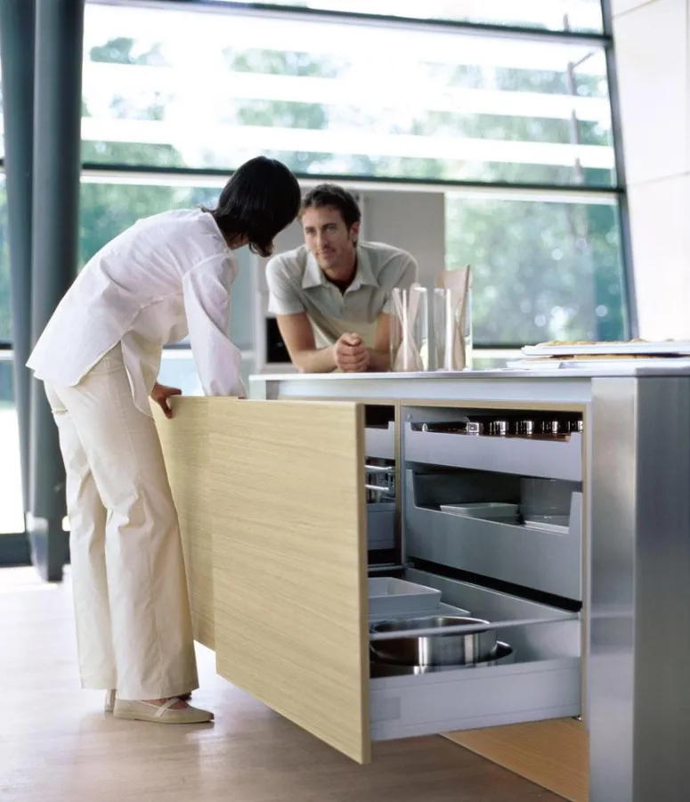 : Ausziehbare Unterschränke schonen den Rücken. Foto: +SEGMENTO / Poggenpohl / Immowelt.de