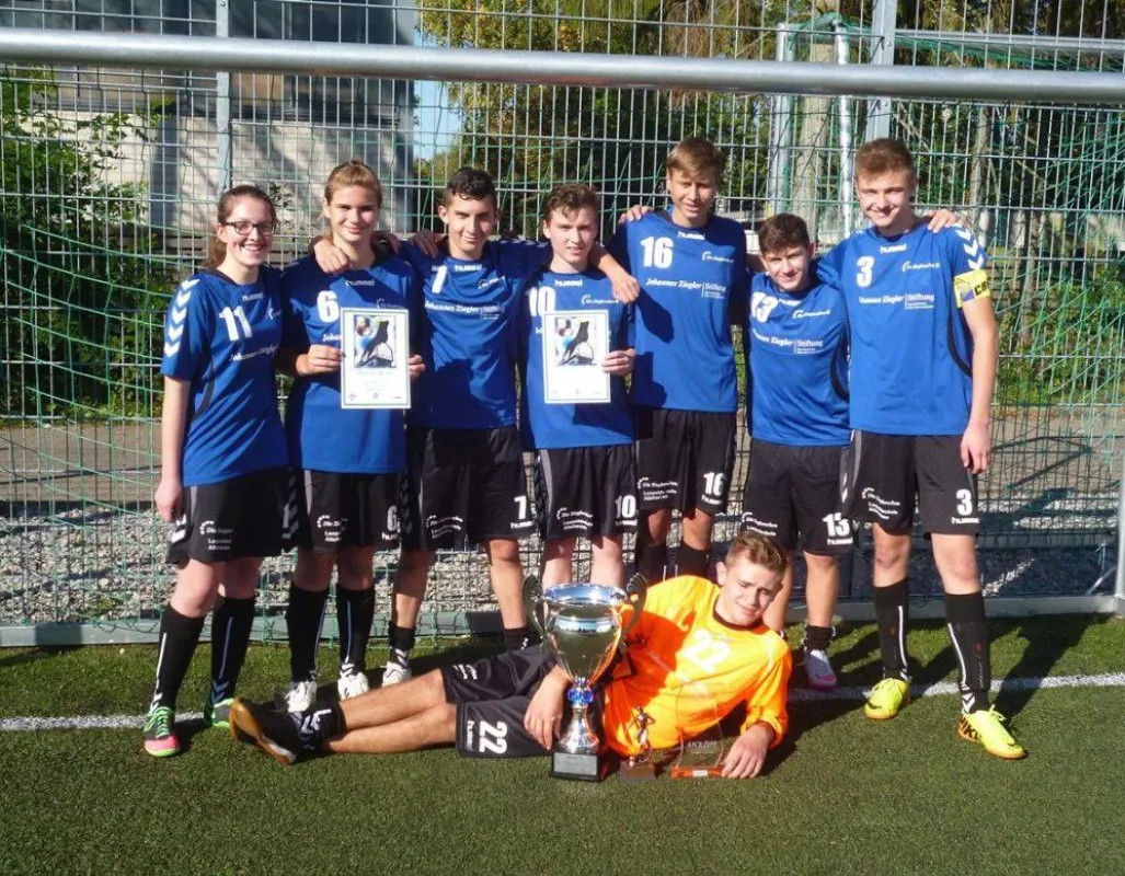 Die Mannschaft der Leopoldschule: Nadine, Anne, Andre, Maurice, Lasse, Ilyas, Fabian und Meik.