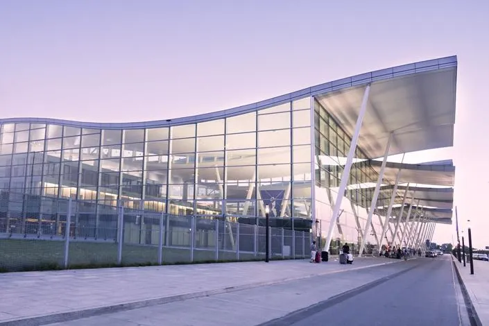 Bild: EuroLam ermöglicht natürlichen Rauch- und Wärmeabzug im Lech-Walesa-Flughafen in Danzig durch Lamellenfenster
