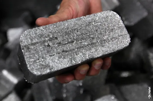 Bild: Dr. Hahn tritt dem A/U/F e.V. bei