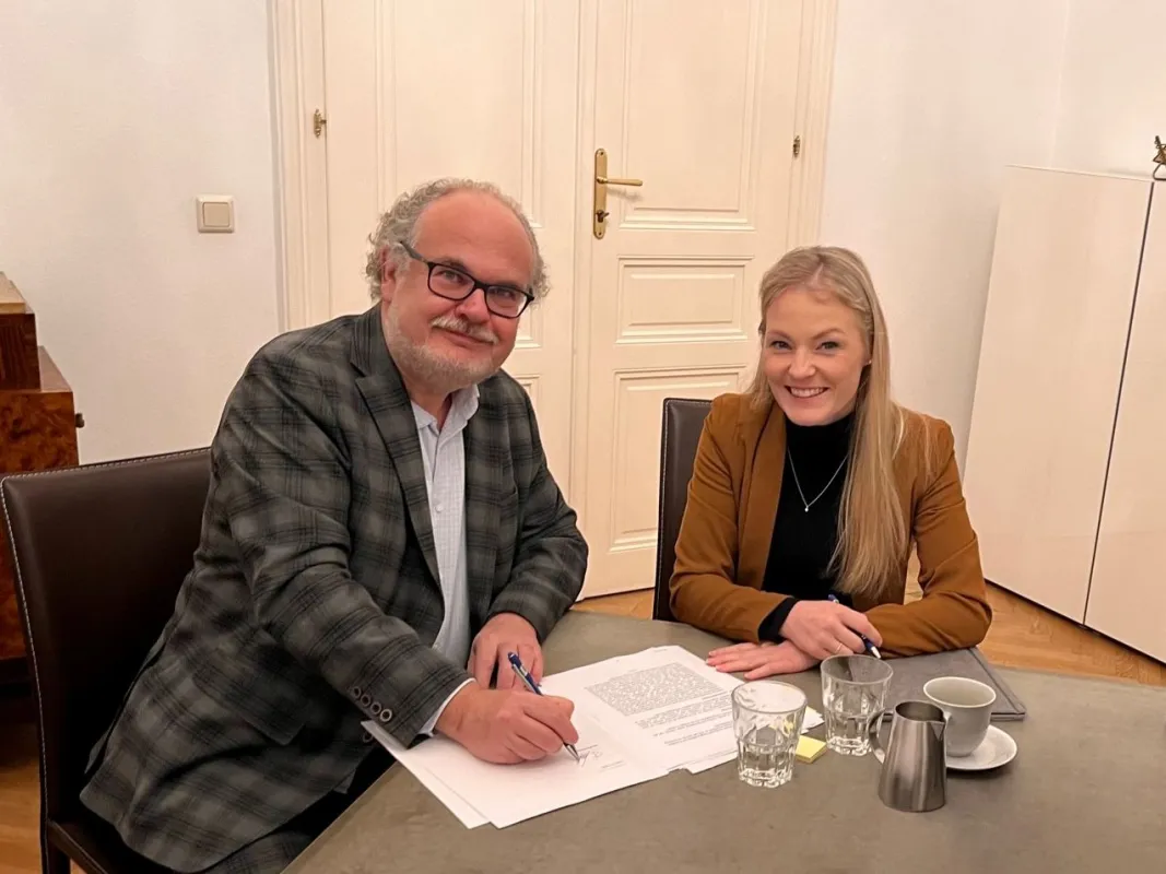 Robert Siegel, GF von door2solution und Nadine Prill, CEO DOCUFY unterzeichnen den Übernahmevertrag (© DOCUFY GmbH)