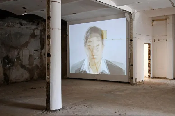 Bild: Die Gruppenausstellung GANZE / TEILE versammelt Arbeiten von 23 internationalen Künstlern