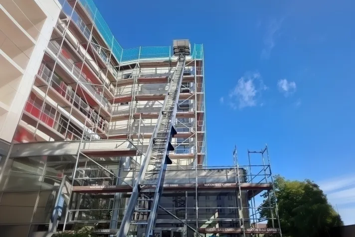 Bild: PV-Module transportieren mit einem Schrägaufzug von MAC Handel & Vermietung in Berlin