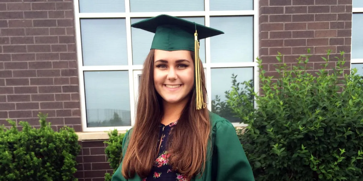 Schüleraustausch USA: Schülerin nach der Graduation an ihrer High School (Foto: Stiftung Völkerverst