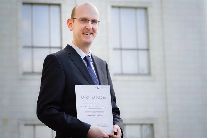 Bild: Professor Christoph Mayer wird mit dem „Preis für gute Lehre 2017" ausgezeichnet