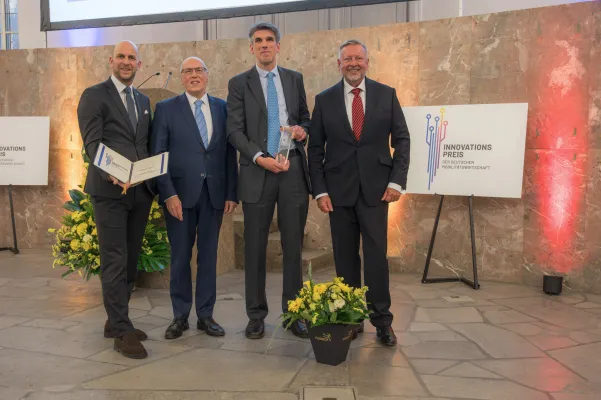 Doppelte Auszeichnung: Initiative für sichere Straßen gewinnt zwei Preise für Verkehrssicherheitsarbeit Bild: Doppelte Auszeichnung: Initiative für sichere Straßen gewinnt zwei Preise für Verkehrssicherheitsarbeit