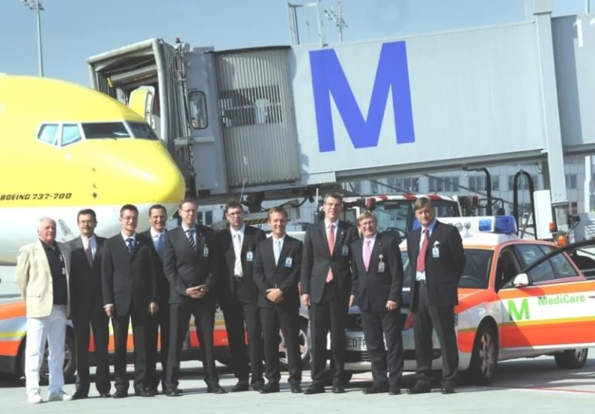 Gruppenbild mit Flieger: Nach der Vertragsunterzeichnung auf dem Münchner Flughafen