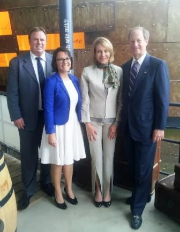 BallinStadt-Geschäftsführer Volker Reimers, Historikerin Rebekka Geitner, US-Botschafter Emerson und