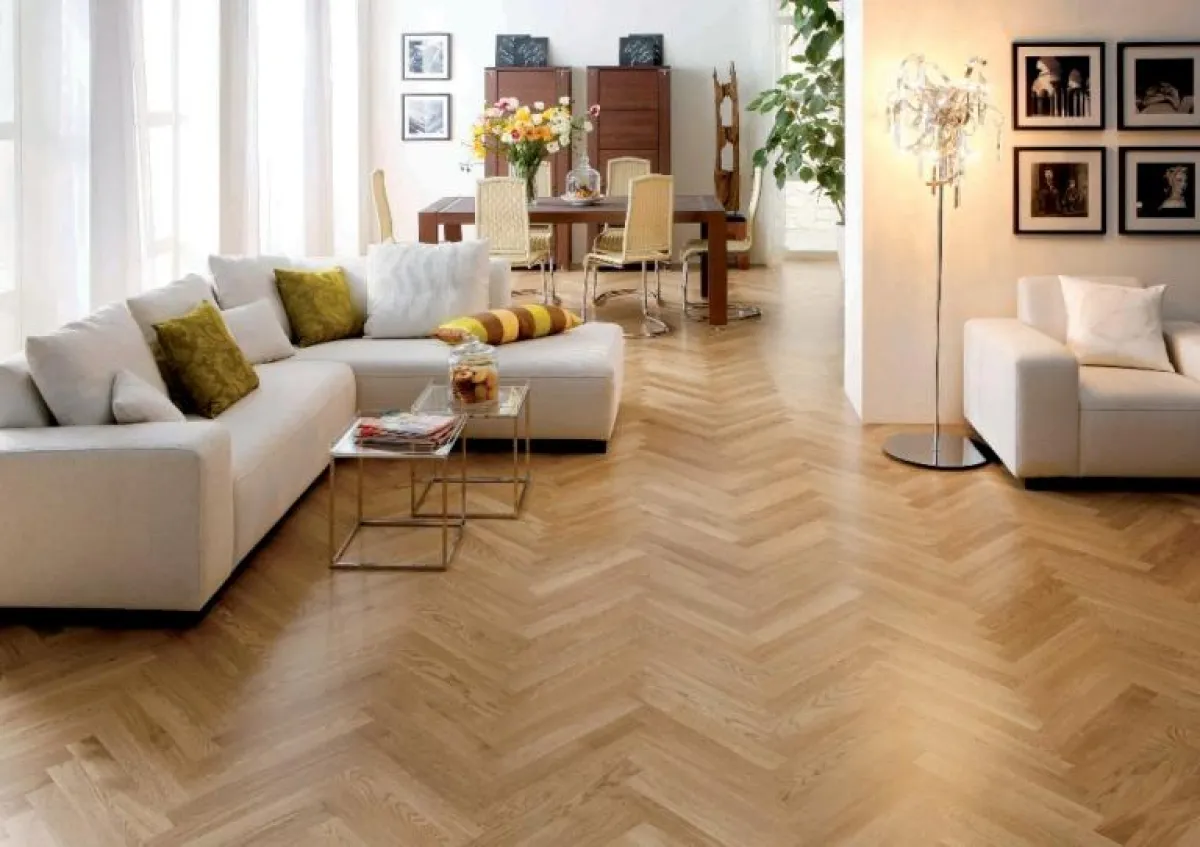 Stabparkett Allegro Eiche: Dank der natürlichen Optik fügt sich das Parkett in nahezu jeden Wohnstil ein. Bild: tdx/HARO, homesolute.com