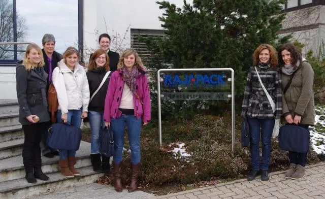 Bild: Sasbacher Schülerinnen schnuppern Verpackungsluft