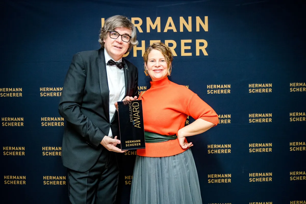 Christina Buchholz erhält Excellence Award von Veranstalter und Top-Speaker Hermann Scherer (© Foto: Justin Bockey)
