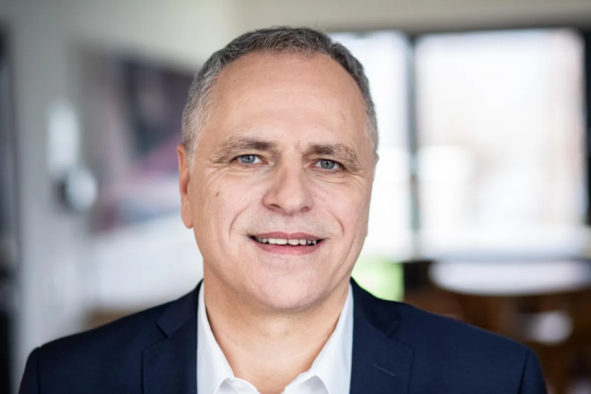 Prof. Dr. Jürgen Angele leitet das Kompetenzzentrum für KI bei adesso. (Quelle: adesso AG)