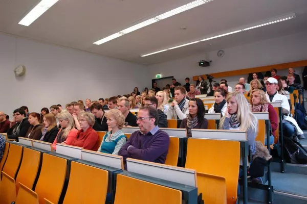 Bild: Rektor Willingmann begrüßt Erstsemester-Studierende an der Hochschule Harz