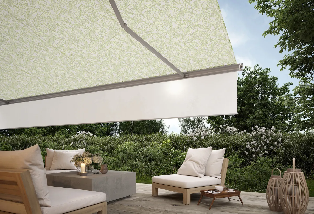 Die absenkbare Funktion „Schattenplus“ von markilux schützt vor blendendem Licht und Wind. (© markilux)