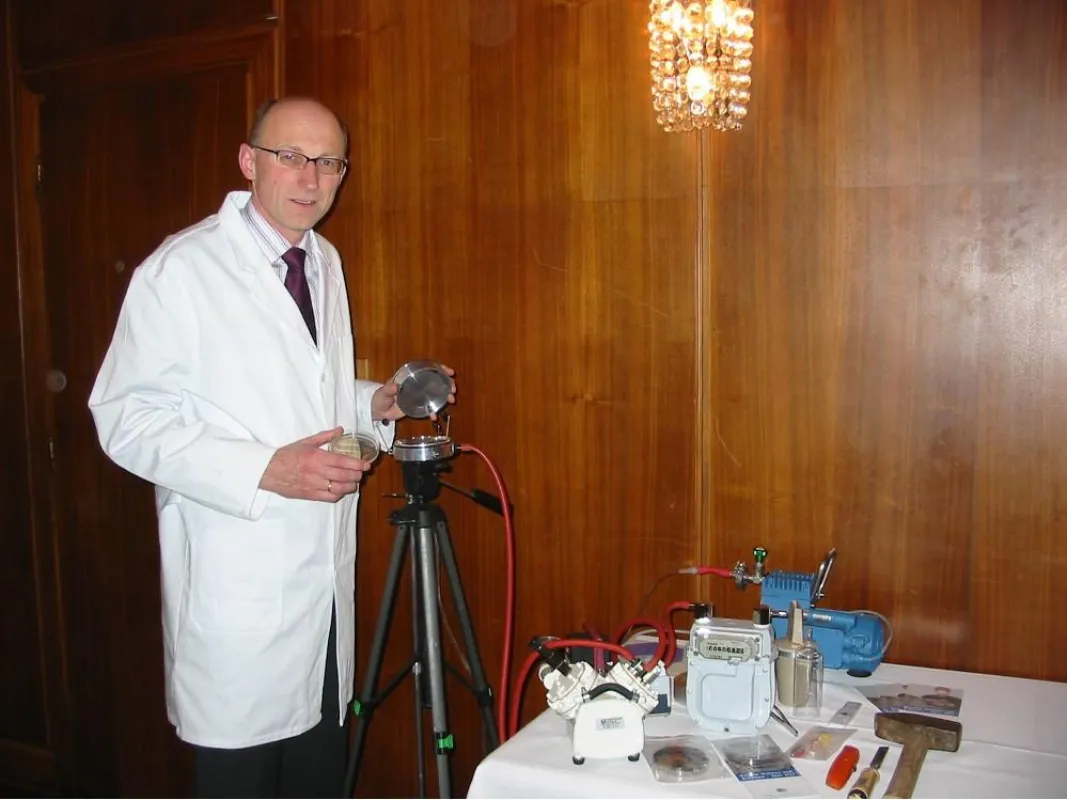 Dr. Gerhard Führer bei einer Schadstoff-Messung im Innenraum