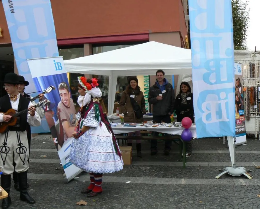 Der Informationsstand des Internationalen Bundes e.V. auf dem Mainzer Marktplatz