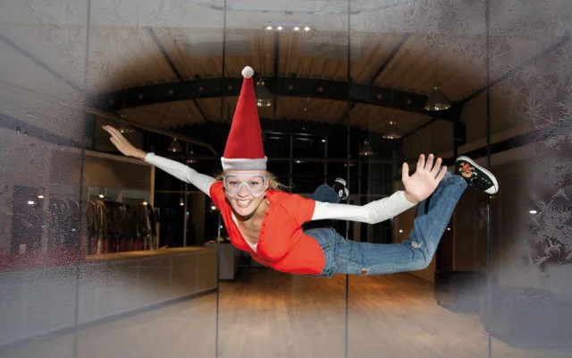Bild: Noch kein Geschenk für Weihnachten? Rettung in letzter Minute: ein Fluggutschein für Indoor Skydiving