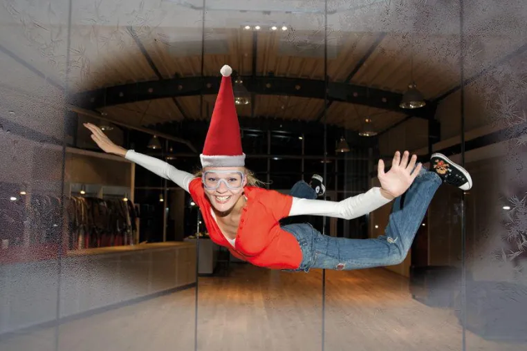 Noch kein Geschenk für Weihnachten? Rettung in letzter Minute: ein Fluggutschein für Indoor Skydiving Bild: Noch kein Geschenk für Weihnachten? Rettung in letzter Minute: ein Fluggutschein für Indoor Skydiving