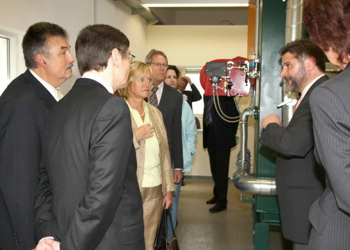 Roland Merker (re), Inhaber des ANUBIS-Tierkrematoriums, erklärt seinen Ehrengästen die Technik des Kremierungsofens. V.l.n.r.: M. Göhring (Vors. Raiba), K. Rupprecht (Bgm. Feucht), Fr. Opitz, Hr. Fra