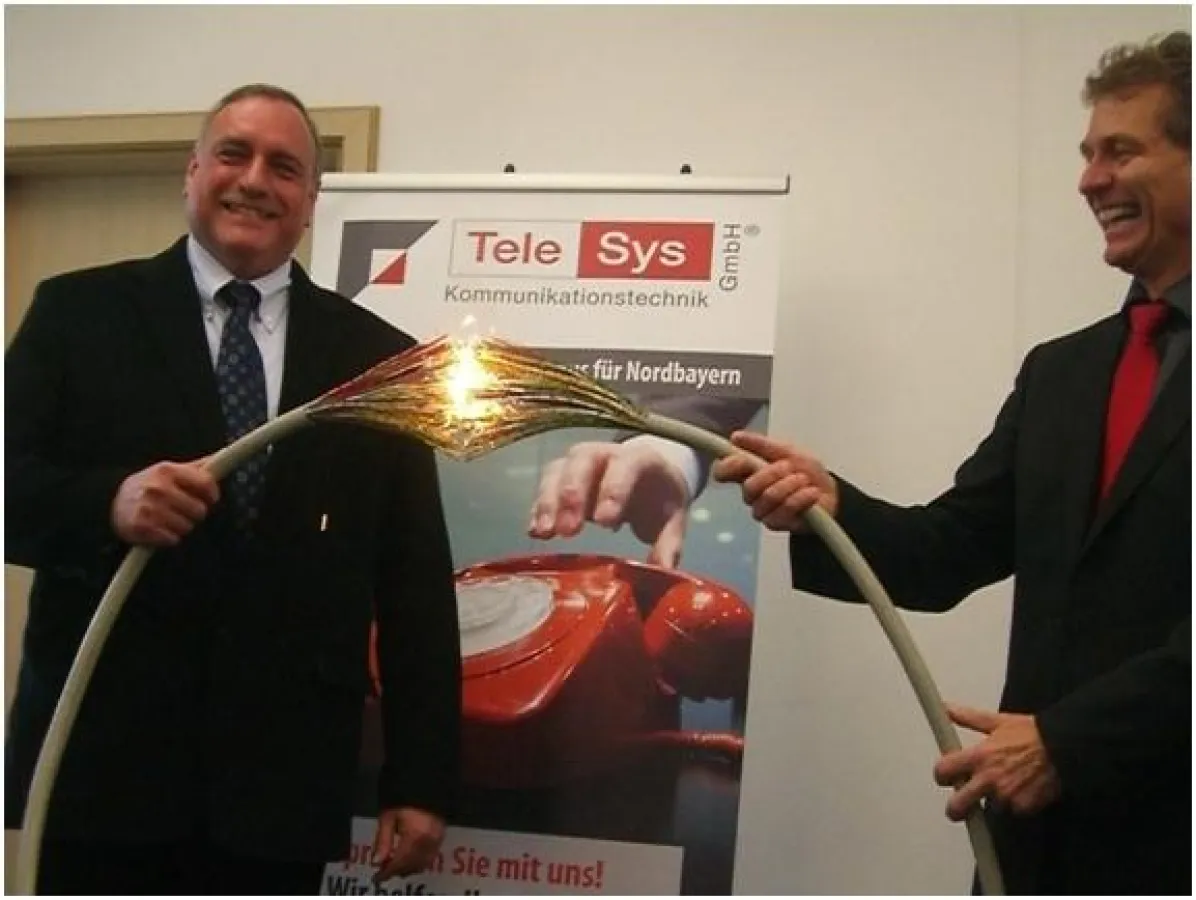 Symbolisch wurde eine Kabelverbindung hergestellt, dass die Funken nur so spritzten.