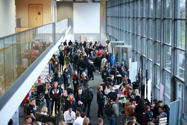 Bild: Rund 800 interessierte Gäste aus der Wissenschaft beim Lübecker Karrieretag 2017