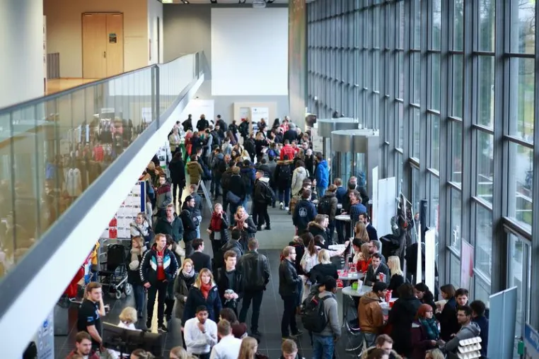 Bild: Rund 800 interessierte Gäste aus der Wissenschaft beim Lübecker Karrieretag 2017