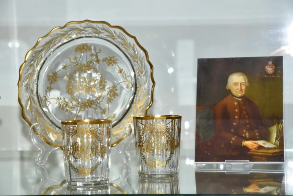 Ein besonderes Glanzstück ist dieses Service mit Monogramm von Johann Michael Poschinger.