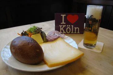 Amüsante und erfrischende Brauhaustour mit Verköstigung durch die Kölner Altstadt Bild: Amüsante und erfrischende Brauhaustour mit Verköstigung durch die Kölner Altstadt