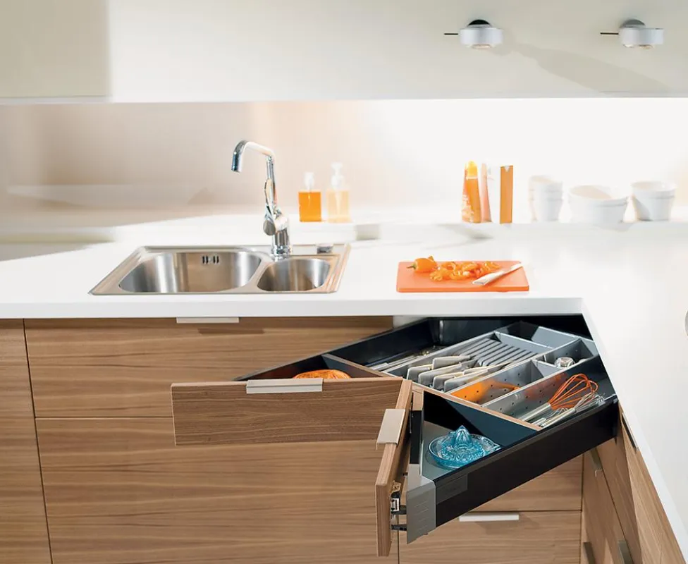 Eine gut durchdachte Küchenplanung schafft auch in kleinen Küchen viel Platz. Foto: Blum / Immowelt.de