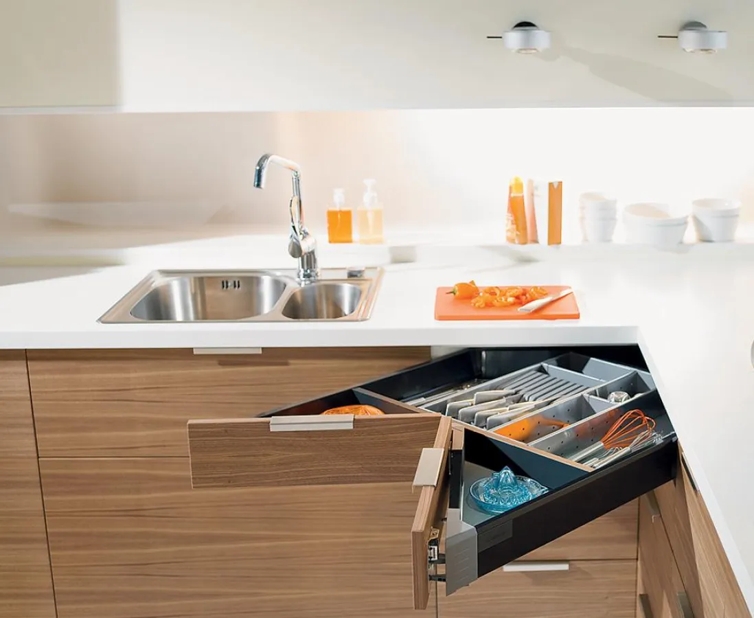 Eine gut durchdachte Küchenplanung schafft auch in kleinen Küchen viel Platz. Foto: Blum / Immowelt.de