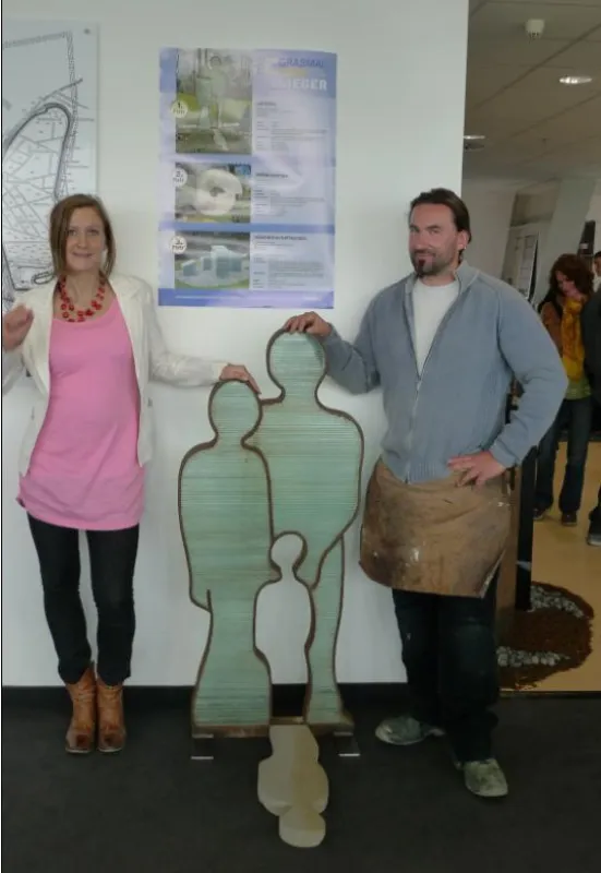 Siegergrabmal mit Gewinner Timothy Vincent neben der Zweitplatzierten Lucia Torge