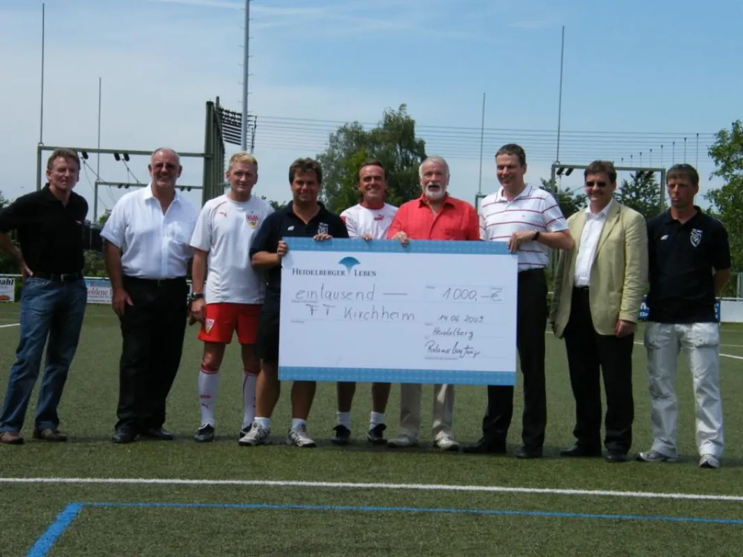1000 Euro für den Kickernachwuchs. Roland Kritzinger, Vorstandsmitglied der Heidelberger Leben (3.v.r.), bei der Scheckübergabe.