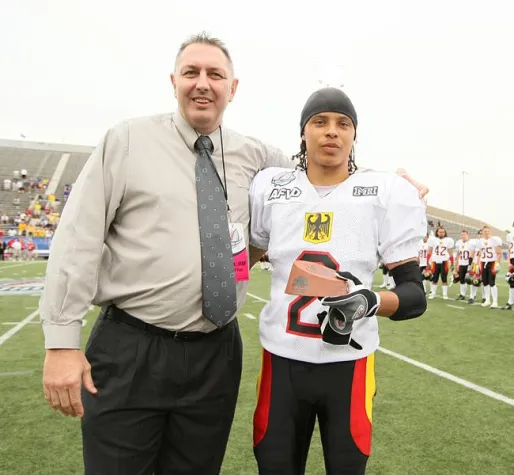 Bild: Deutsche Reihenhaus sponsert WM-Teilnahme von Football-Nationalspieler und All-Star-Team-Mitglied Nico Lester