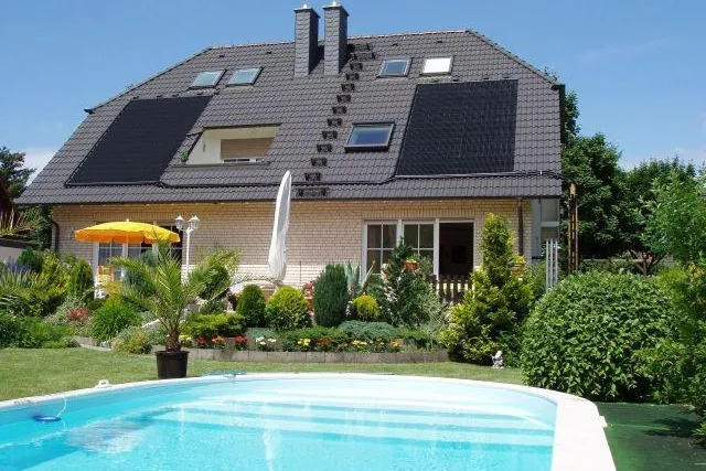 Bild: Himmlische Wärme für jeden Pool - Mit Power-Solaranlagen der neusten Technik