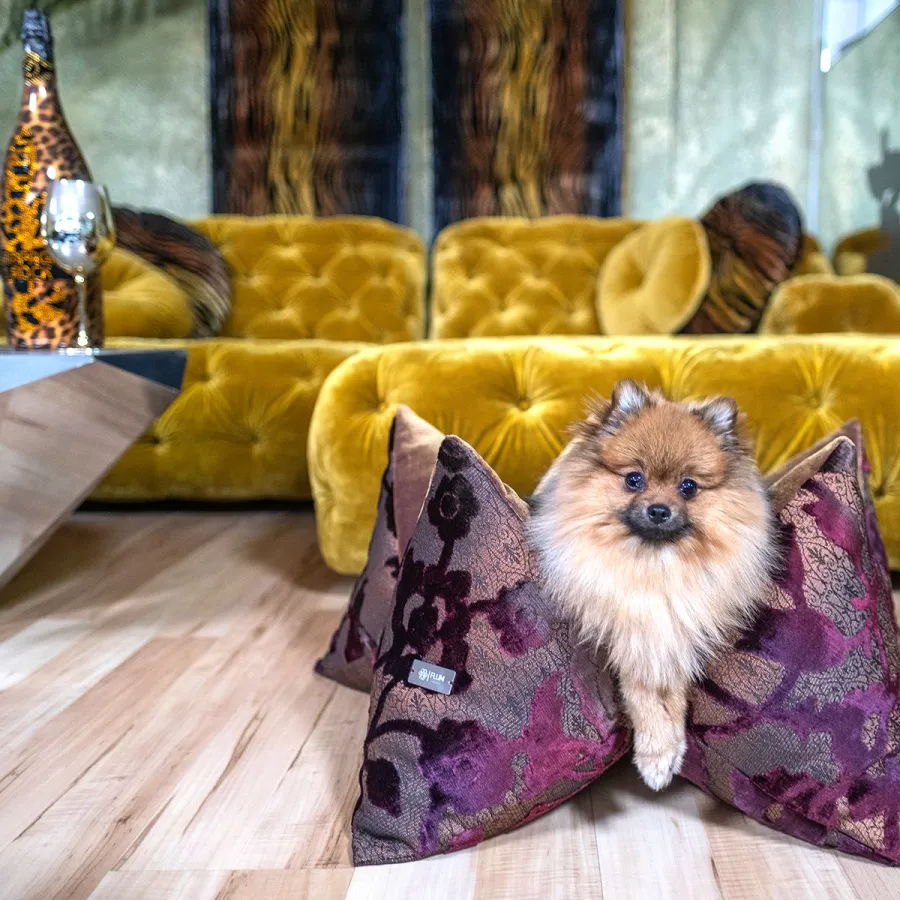 Passend pompös meine Bühne: edler Velours in Bordeaux und Terre. (© www.flum-manufaktur.de)