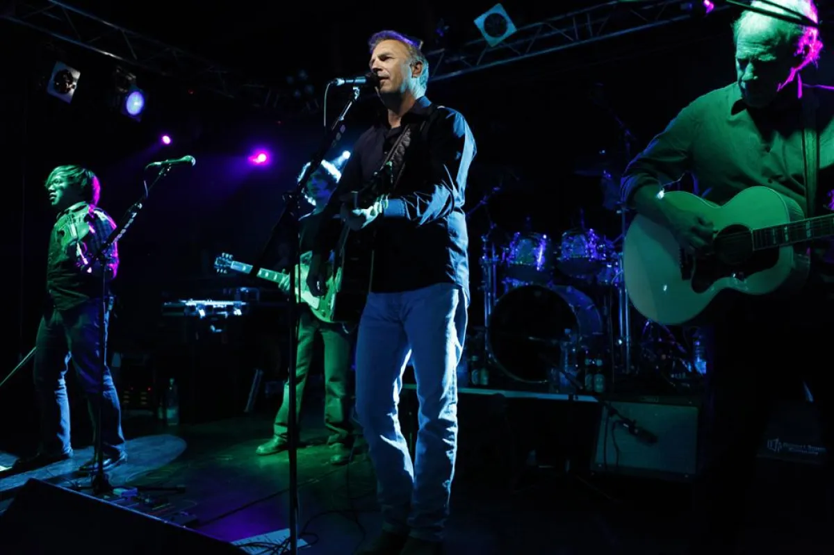 Aller guten Dinge sind drei: Kevin Costner singt gerne am Niederrhein