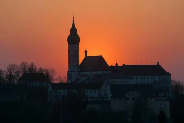 Bild: "Überforderter Staat-gefährdete Demokratie?" - Thema der "Reden zwischen Himmel und Erde" am 23.10. in Andechs