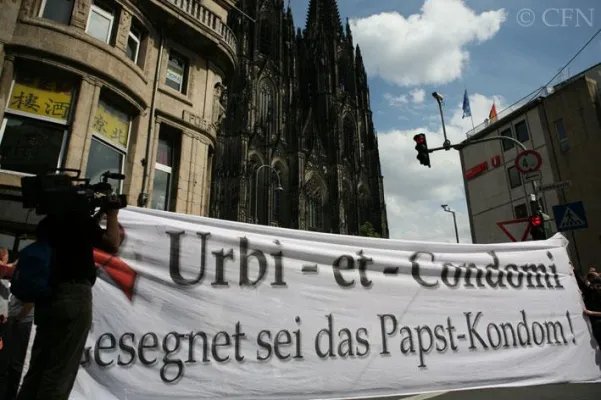 Bild: Köln zeigt Flagge gegen Kondomverbot