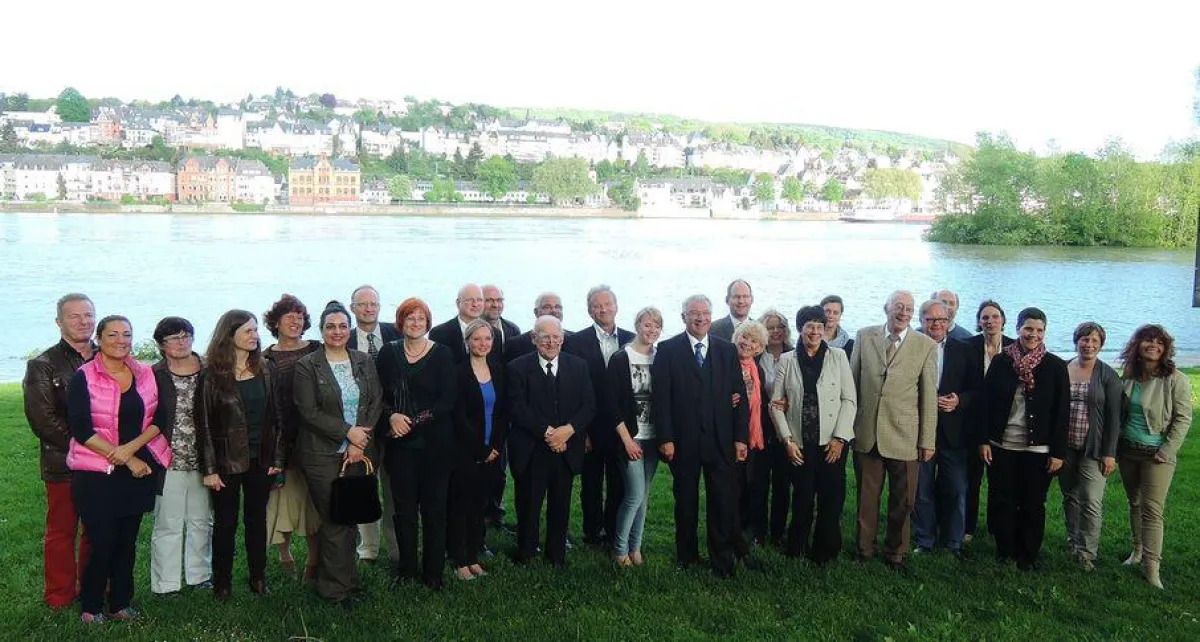 Gruppenfoto von Stiftungsvorstand und Fördergeld-Empfängern