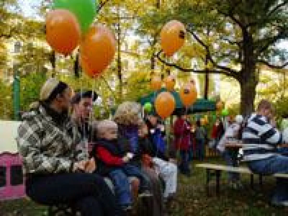 Mieter feiern im herbstlichen Park