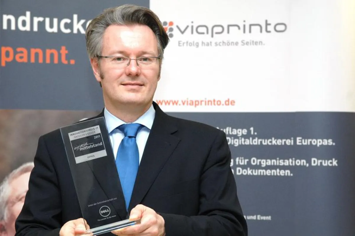 Dr. Michael Fries, Geschäftsführer von viaprinto, mit dem Innovationspreis-IT