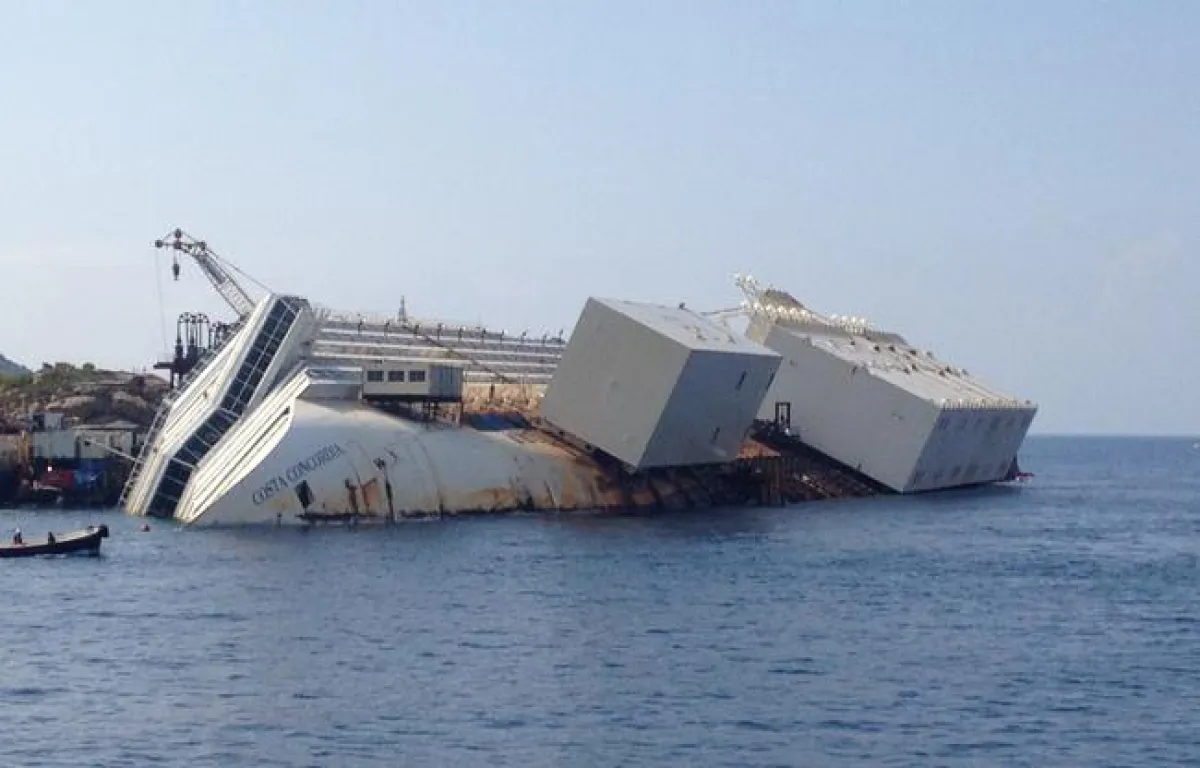 Blick auf die Costa Concordia mit ihren Stahlkästen an der Backbordseite.