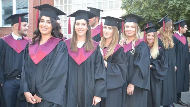 Bild: Präsident Prof. Dr. Michael Nagy verabschiedet 47 Bachelor-Absolventen - 140 Erstsemester nehmen Studium auf