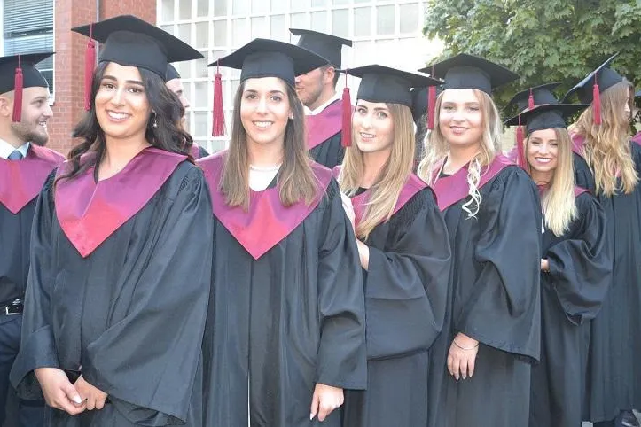 Bild: Präsident Prof. Dr. Michael Nagy verabschiedet 47 Bachelor-Absolventen - 140 Erstsemester nehmen Studium auf