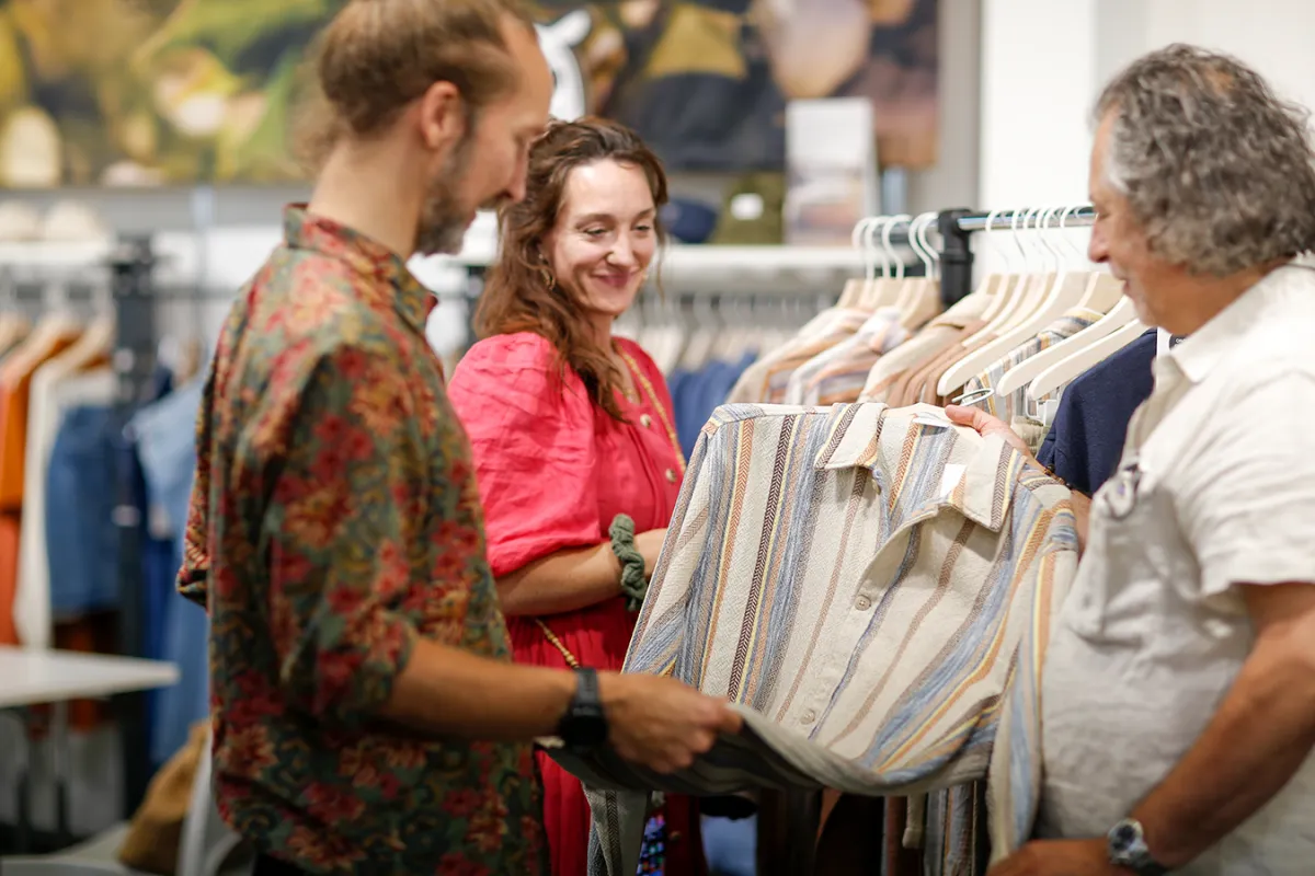 Browsing sustainable fashion collections at INNATEX (© INNATEX / Anna Völske)