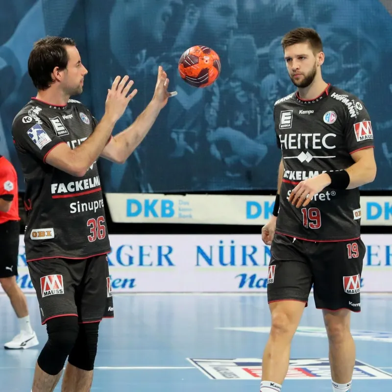 (Jocki_Foto, Erlangen) - Handball: Sime Ivic (r.) war mit neun Toren bester Werfer vom HC Erlangen