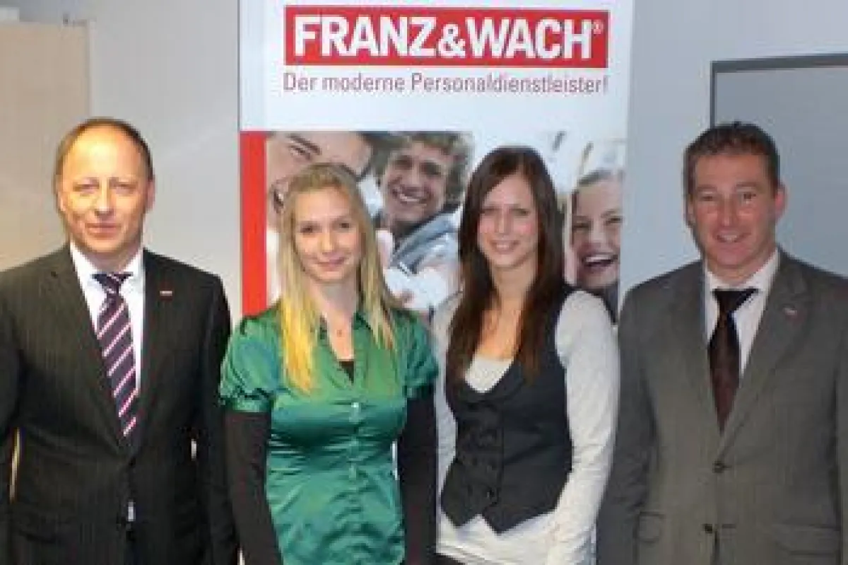 Geschäftsführer Gerhard Wach (ganz links) begrüßt die neuen Studentinnen